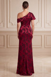 Robe de la mariée Jaquard Maxi à une épaule à fourreau bourgogne asymétrique avec fente latérale