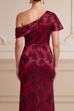 Robe de la mariée Jaquard Maxi à une épaule à fourreau bourgogne asymétrique avec fente latérale