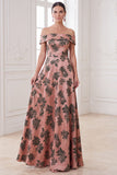 Robe maxi, une robe maxi maxi, imprimée orange, décollée sur l’épaule,