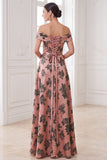Robe maxi, une robe maxi maxi, imprimée orange, décollée sur l’épaule,