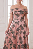 Robe maxi, une robe maxi maxi, imprimée orange, décollée sur l’épaule,