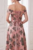Robe maxi, une robe maxi maxi, imprimée orange, décollée sur l’épaule,