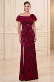 Robe de la mariée à fourreau bourgogne décollée sur l’épaule fleur jacquard longue de la mère de la mariée avec fente