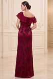 Robe de la mariée à fourreau bourgogne décollée sur l’épaule fleur jacquard longue de la mère de la mariée avec fente