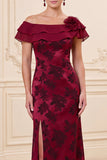 Robe de la mariée à fourreau bourgogne décollée sur l’épaule fleur jacquard longue de la mère de la mariée avec fente