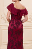 Robe de la mariée à fourreau bourgogne décollée sur l’épaule fleur jacquard longue de la mère de la mariée avec fente
