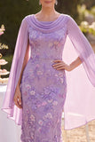 Robe midi de la mère de la mariée en broderie florale violette avec une cape en mousseline