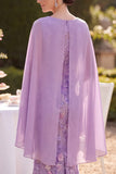 Robe midi de la mère de la mariée en broderie florale violette avec une cape en mousseline