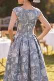 Robe de la mariée à manches casquette grise à col bateau à décollage à motifs floraux froncés