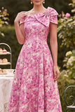 Robe rose à motifs floraux à épaules dénudées avec nœud de la mariée