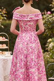 Robe rose à motifs floraux à épaules dénudées avec nœud de la mariée
