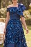Robe de la mariée en satin en dentelle basse haut de marine à épaules dénudées, large nœud