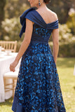 Robe de la mariée en satin en dentelle basse haut de marine à épaules dénudées, large nœud