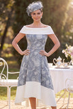 Robe midi grise, blanche décollée, haute à la ligne basse, ligne en A, imprimée à fleurs
