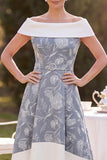 Robe midi grise, blanche décollée, haute à la ligne basse, ligne en A, imprimée à fleurs