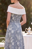 Robe midi grise, blanche décollée, haute à la ligne basse, ligne en A, imprimée à fleurs