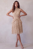 Robe cocktail midi champagne à col montant à étages et volants avec des sequins