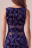 Robe de cocktail midi bleu marine ligne A en velours à col bateau avec imprimé floral et découpes
