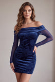 Robe cocktail courte à manches longues imprimée en satin bleu marine moulante