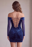 Robe cocktail courte à manches longues imprimée en satin bleu marine moulante