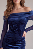 Robe cocktail courte à manches longues imprimée en satin bleu marine moulante