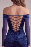 Robe cocktail courte à manches longues imprimée en satin bleu marine moulante