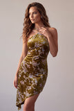Robe cocktail courte à dos nus asymétrique en velours doré mustarde