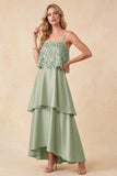 Robe formelle en satin haut-bas vert clair à bandes fines avec plumes