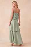 Robe formelle en satin haut-bas vert clair à bandes fines avec plumes