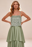 Robe formelle en satin haut-bas vert clair à bandes fines avec plumes