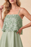 Robe formelle en satin haut-bas vert clair à bandes fines avec plumes