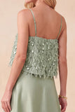 Robe formelle en satin haut-bas vert clair à bandes fines avec plumes