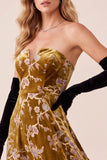 Robe formelle en A-line dorée moutarde sans bretelles à col en V en velours haut-bas