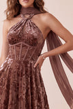 Corset en chocolat en velours en velours A-Line Maxi robe de cérémonie avec une ceinture en chiffon