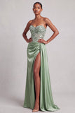 Robe de soirée longue verte ligne A en satin sans bretelles avec corset, plumes et fente latérale