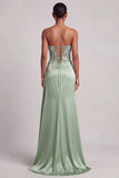 Robe de soirée longue verte ligne A en satin sans bretelles avec corset, plumes et fente latérale