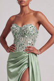 Robe de soirée longue verte ligne A en satin sans bretelles avec corset, plumes et fente latérale