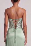 Robe de soirée longue verte ligne A en satin sans bretelles avec corset, plumes et fente latérale