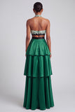 Robe de soirée longue vert foncé ligne A en satin avec volants, étages, découpes, franges et nœud
