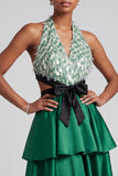 Robe de soirée longue vert foncé ligne A en satin avec volants, étages, découpes, franges et nœud