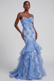 Robe de soirée longue bleue sirène en organza sans bretelles avec appliqués, volants et nœud