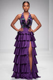 Robe de soirée longue violette en satin à étages avec volants et découpes