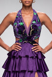 Robe de soirée longue violette en satin à étages avec volants et découpes