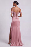 Robe de soirée longue rose poudré fourreau en satin à épaules dénudées avec corset, perles et paillettes