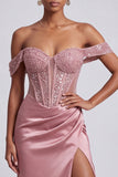 Robe de soirée longue rose poudré fourreau en satin à épaules dénudées avec corset, perles et paillettes
