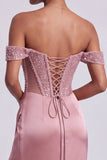 Robe de soirée longue rose poudré fourreau en satin à épaules dénudées avec corset, perles et paillettes