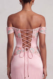 Robe de soirée longue rose fourreau en satin à épaules dénudées avec broderie florale et fronces