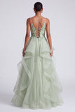 Robe de soirée longue vert clair ligne A à fines bretelles à étages avec paillettes et appliqués floraux 3D