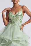 Robe de soirée longue vert clair ligne A à fines bretelles à étages avec paillettes et appliqués floraux 3D