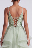 Robe de soirée longue vert clair ligne A à fines bretelles à étages avec paillettes et appliqués floraux 3D
